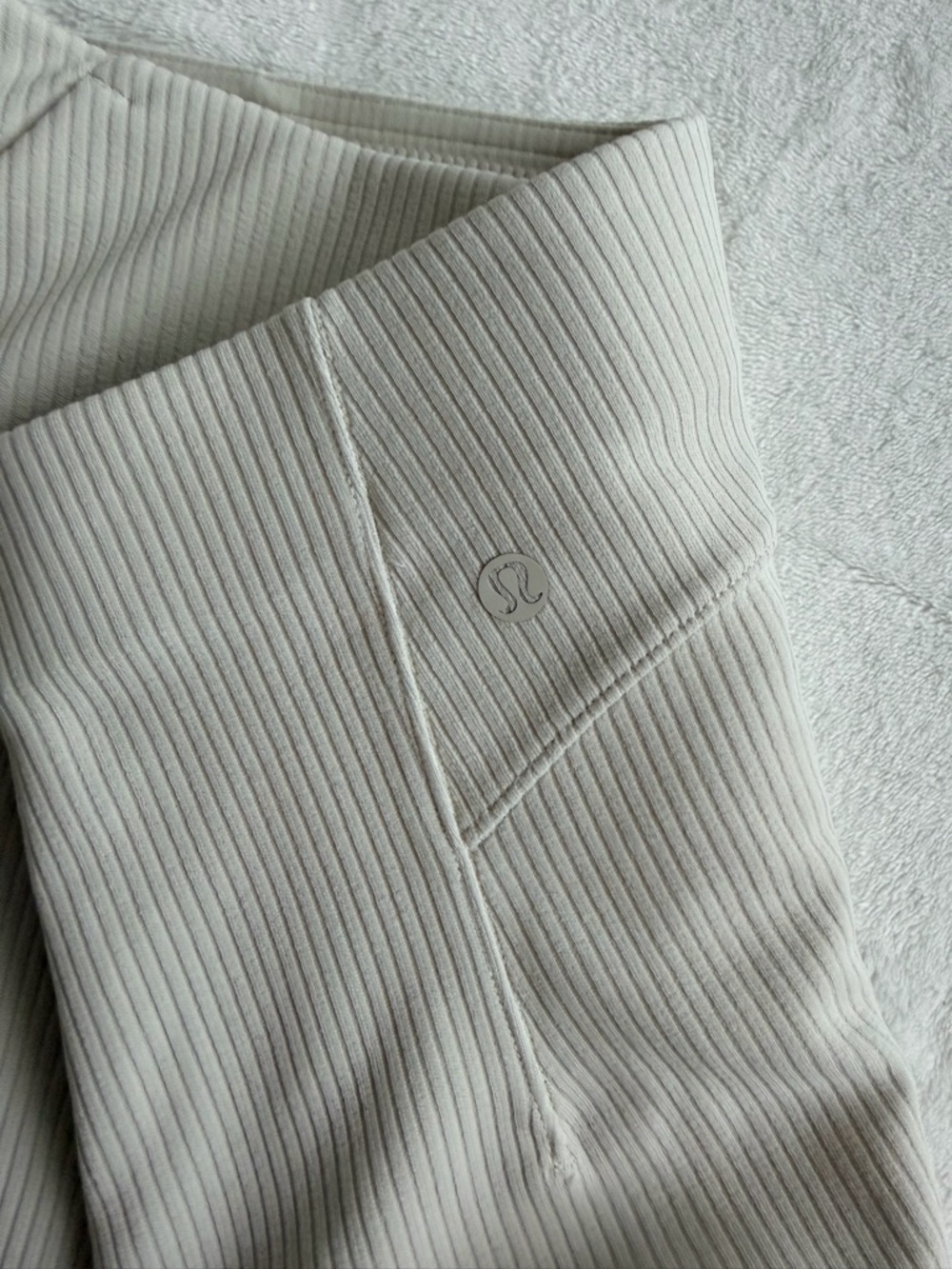 lululemon athletica Off-White/Cream Ribbed High-Waist Lounge Shorts Size 6 - Picture 3 of 8